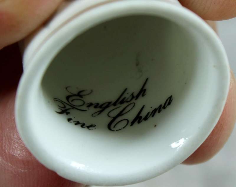 Bone China thimble - red roses
