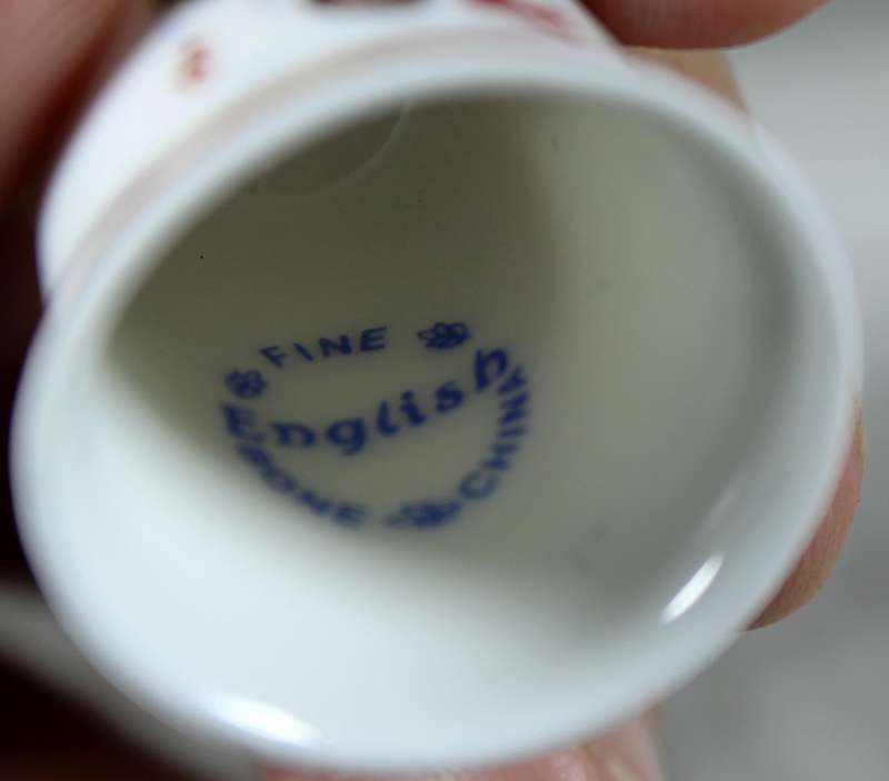Bone China thimble - Queen of hearts