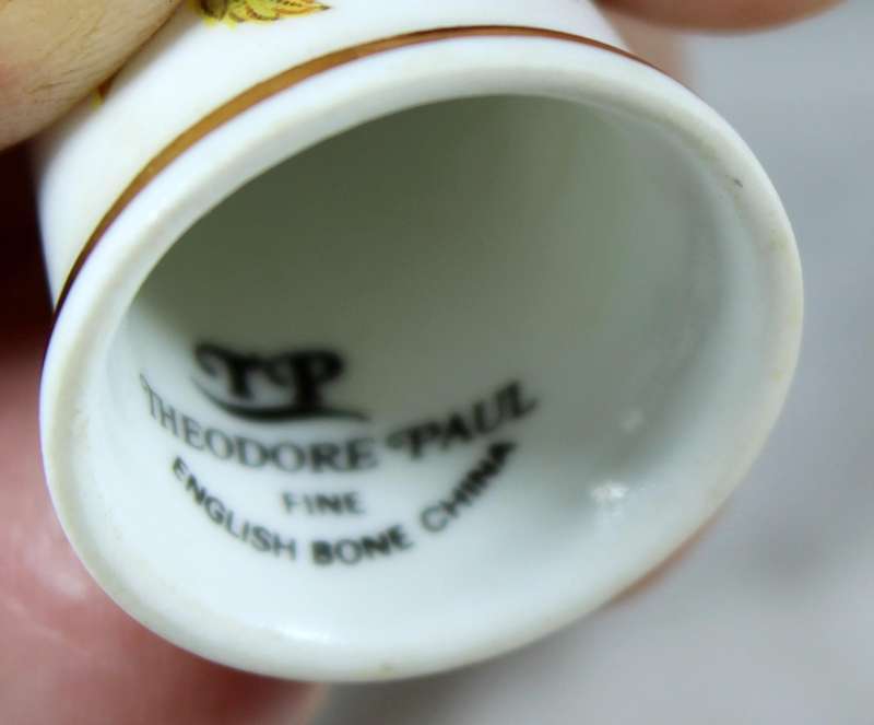 Bone China thimble - Red breasted bird - Theodore Paul