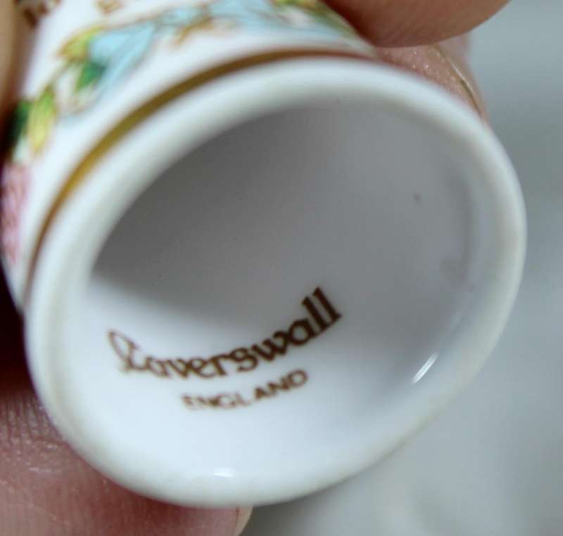 Bone China thimble - Friday's Child - Caverswall