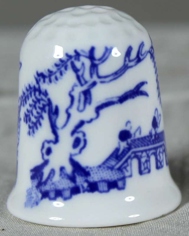Bone China thimble - Blue Willow - Coalport