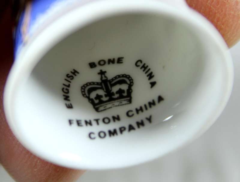 Bone China thimble - Hallowe'en 31 Oct - Fenton