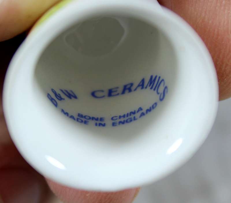 Bone China thimble - Deer in the grass - B&W Cermamics
