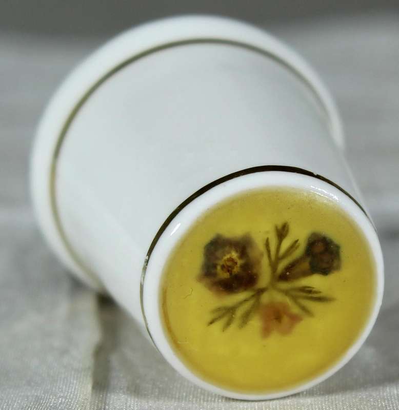 Bone China thimble - Dried flowers in top