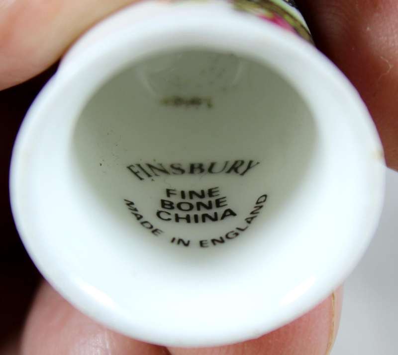 Bone China thimble - Red top bird - Finsbury