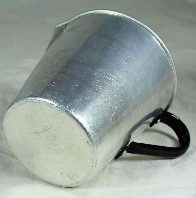 Metal measuring jug