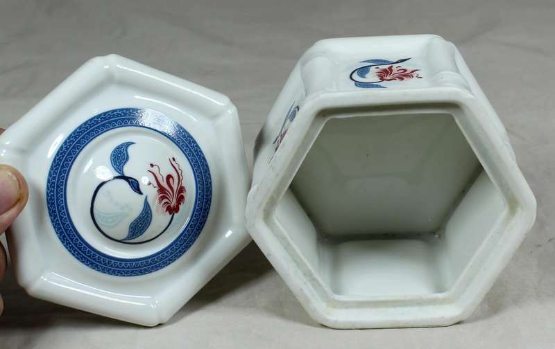 Elizabeth Arden - Royal Pavilion - lidded trinket holder