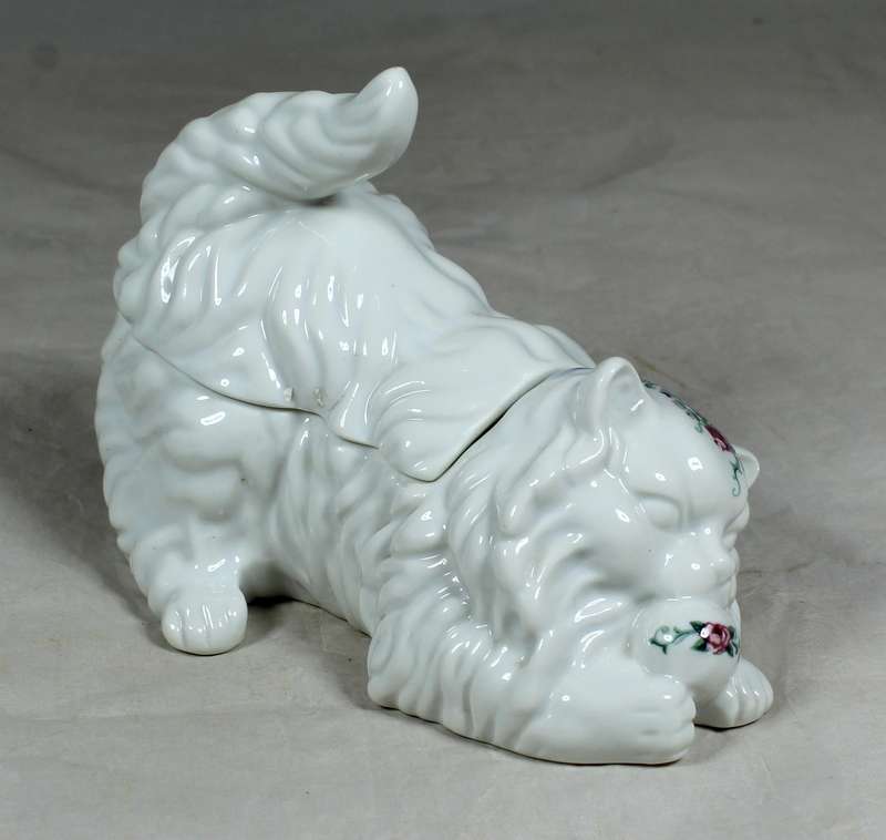 Elizabeth Arden - Southern Heirlooms - playful cat