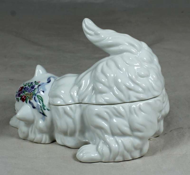 Elizabeth Arden - Southern Heirlooms - playful cat