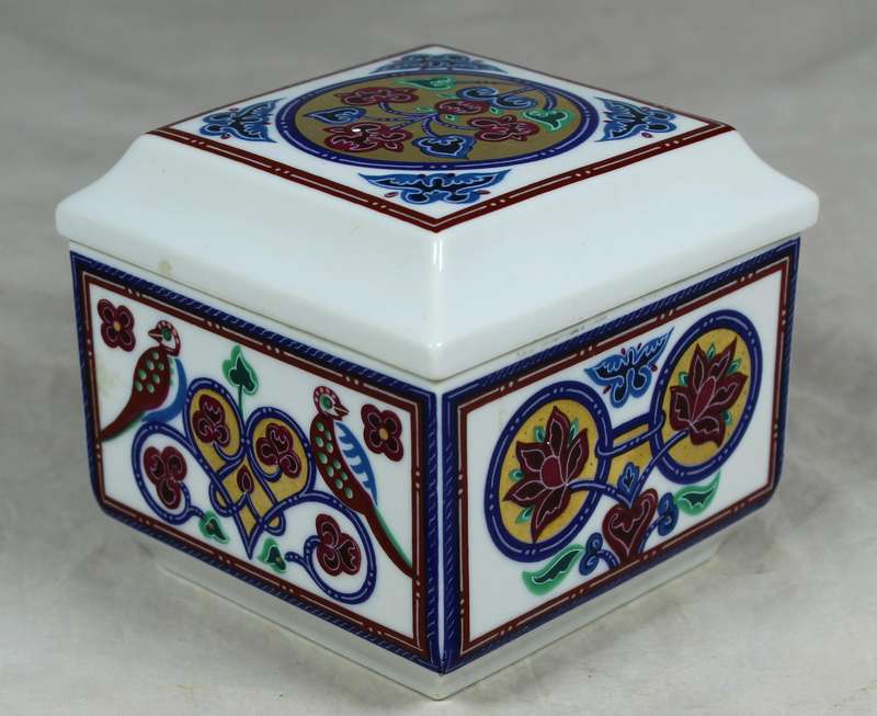 Elizabeth Arden - Byzantium - lidded square container