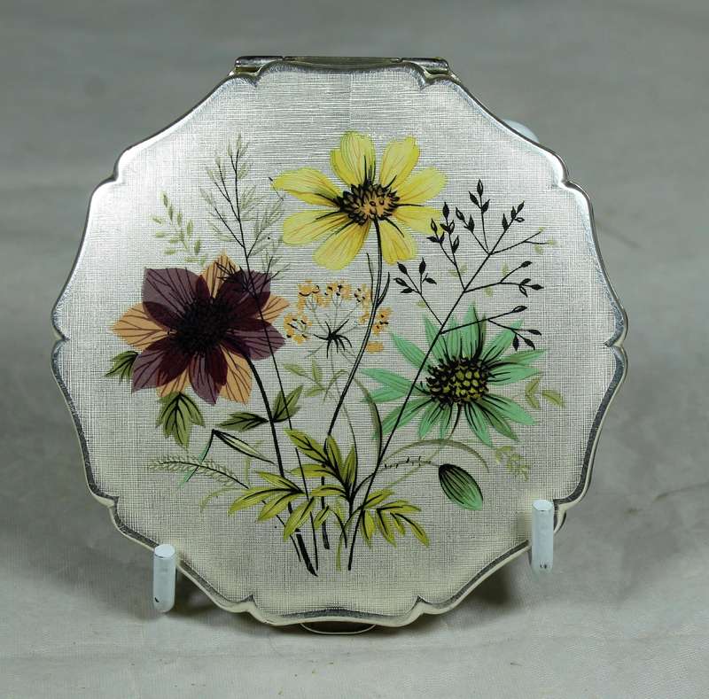 Straton powder compact with flower motif