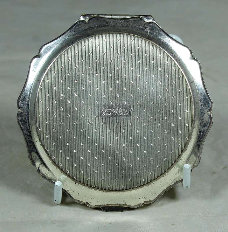 Straton powder compact with flower motif