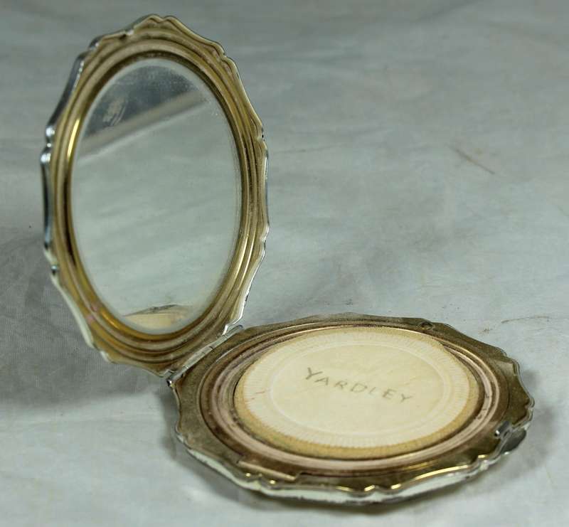 Straton powder compact with flower motif