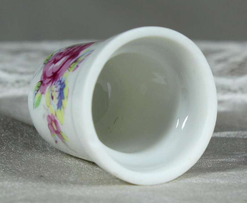 Bone China thimble - red rose