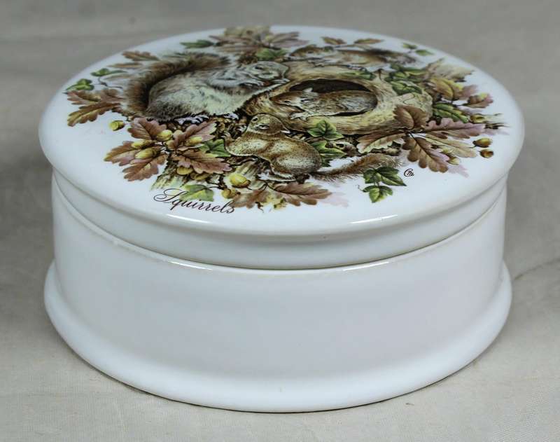 Porcelain powder bowl with squirrels motif