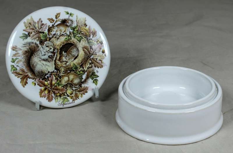 Porcelain powder bowl with squirrels motif