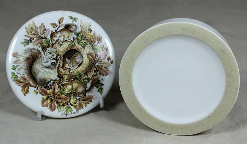 Porcelain powder bowl with squirrels motif