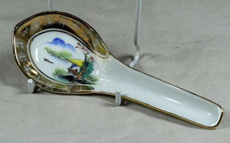 Chinese soup spoon - Machau frinn - white with gold