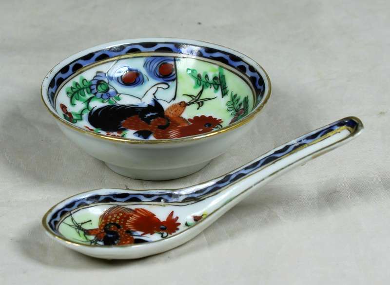 Chinese condiment bowl plus spoon