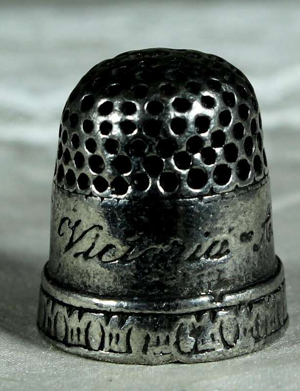 Metal thimble - Pewter - Queen Victoria & Prince Albert commemorative