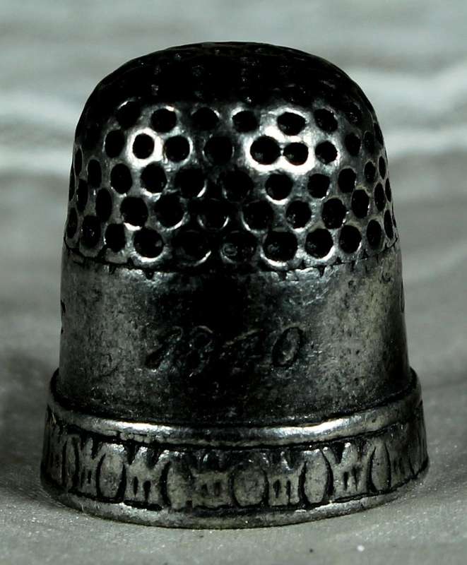 Metal thimble - Pewter - Queen Victoria & Prince Albert commemorative