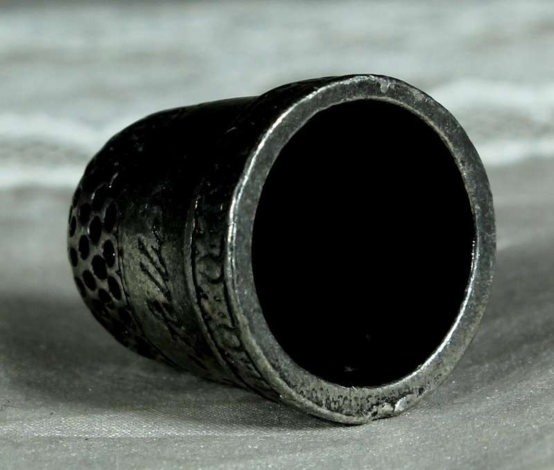 Metal thimble - Pewter - Queen Victoria & Prince Albert commemorative