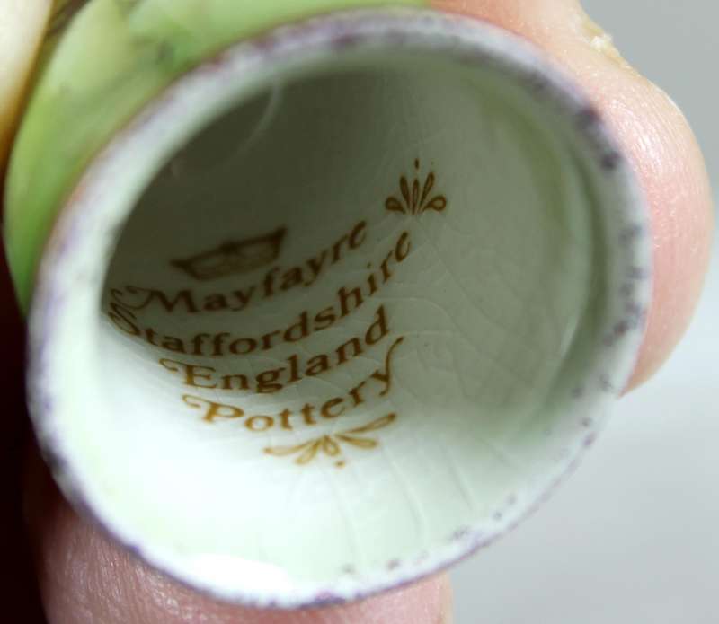 Bone China thimble - Staffordshire - Flowers
