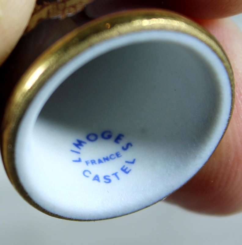Bone China thimble - Limoges - Victorian scene