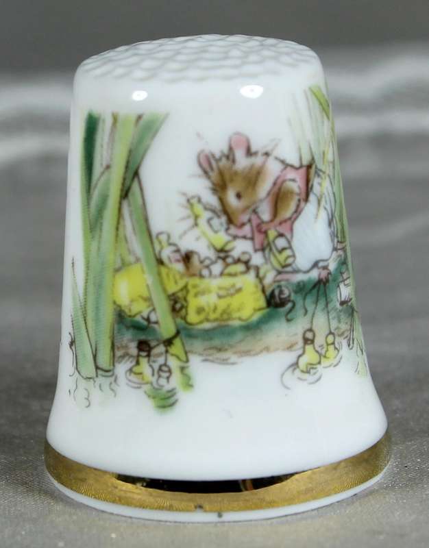 Bone China thimble - Royal Doulton Summer - Jill Barklem 1983 - Basil in the rushes