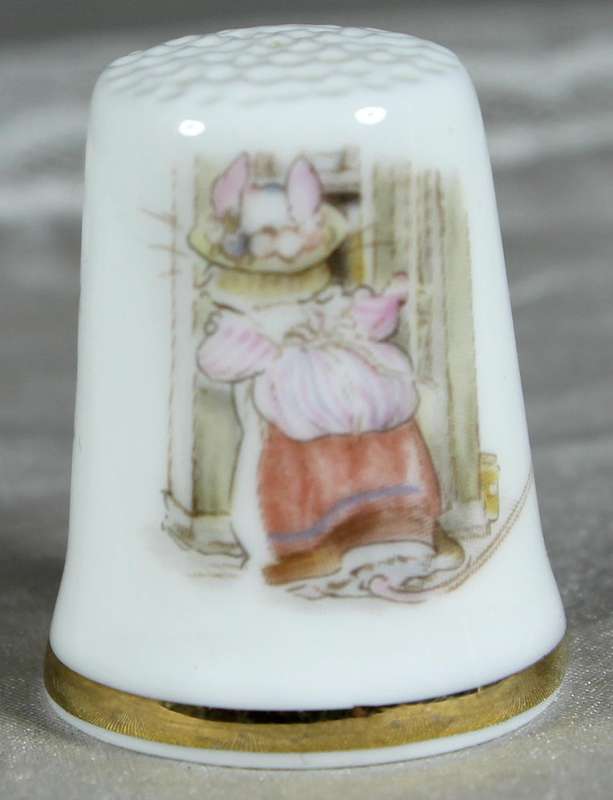 Bone China thimble - Royal Doulton Autum - Jill Barklem 1983 - Lady Woodmouse