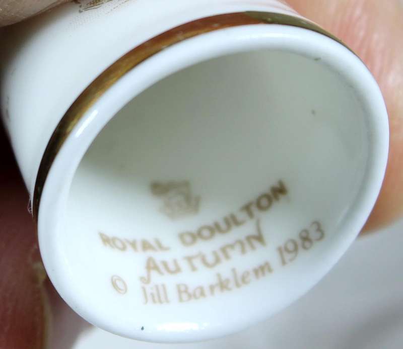 Bone China thimble - Royal Doulton Autum - Jill Barklem 1983 - Lady Woodmouse