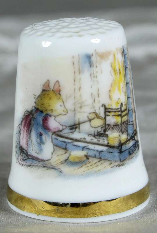 Bone China thimble - Royal Doulton Winter - Jill Barklem 1983 - Clover toasting bread