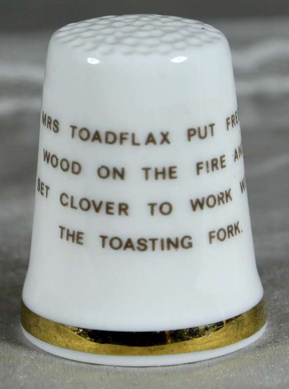 Bone China thimble - Royal Doulton Winter - Jill Barklem 1983 - Clover toasting bread