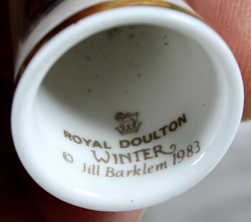 Bone China thimble - Royal Doulton Winter - Jill Barklem 1983 - Clover toasting bread