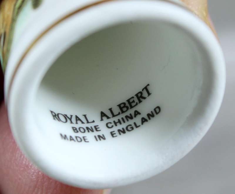Bone China thimble - Royal Albert - Squirrels