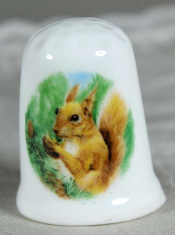 Bone China thimble - squirrel - Fenton