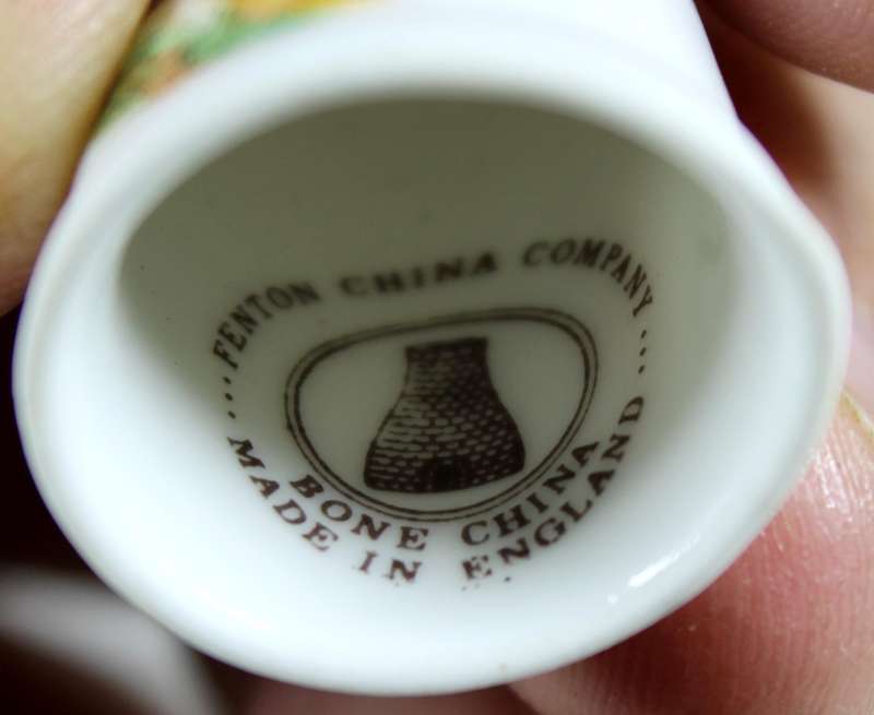 Bone China thimble - squirrel - Fenton