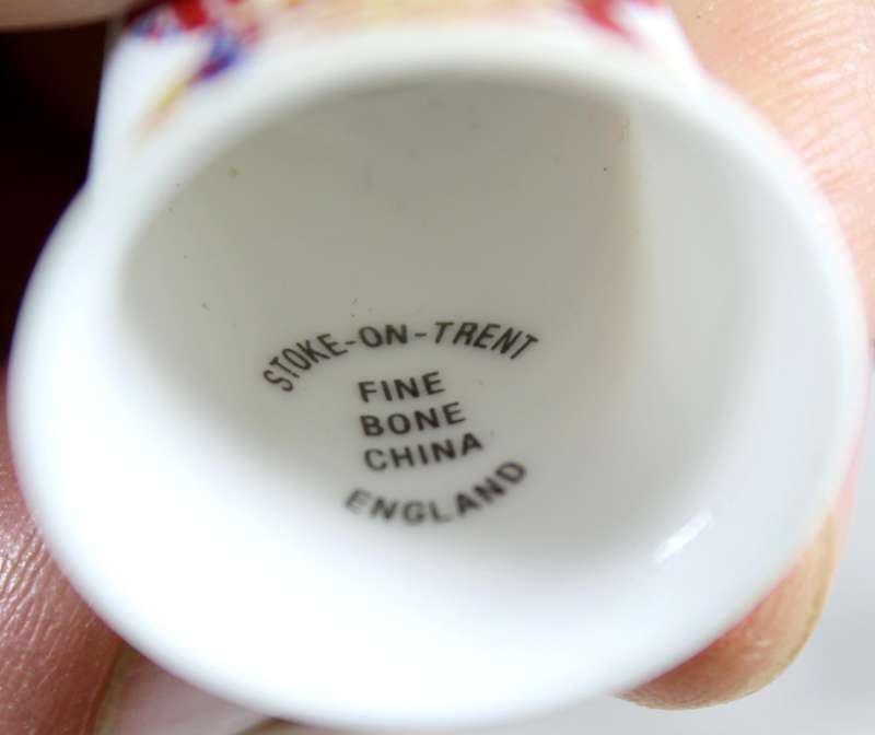 Bone China thimble - Queen Victoria - Stock-on-Trent
