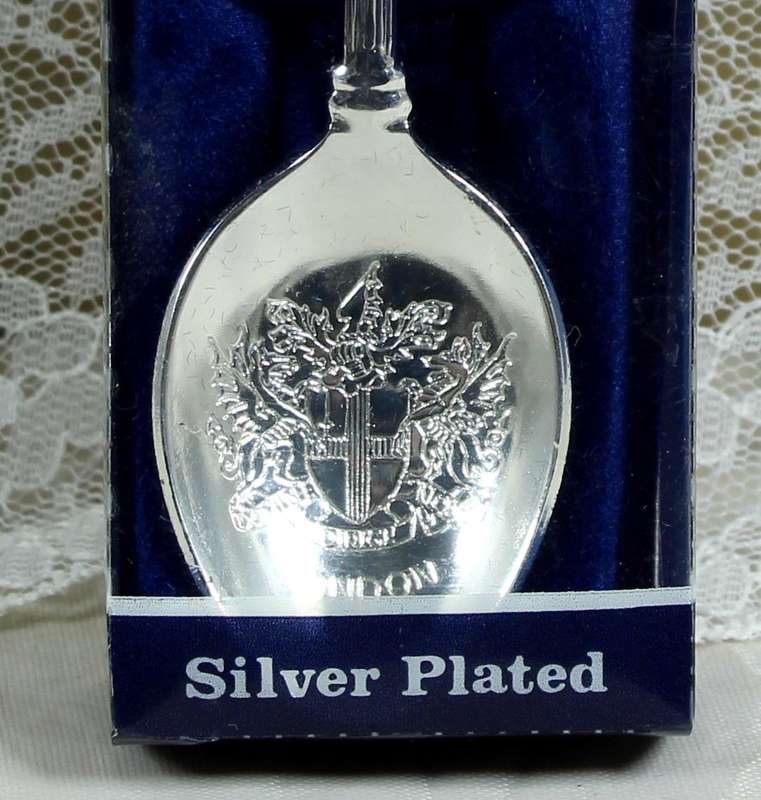 Souvenir spoon - Tower of London with crest - Silver plated