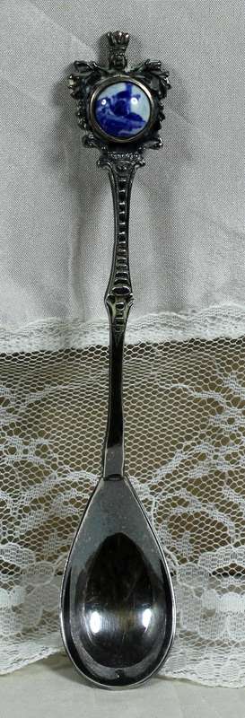 Souvenir spoon - Dutch porcelain top