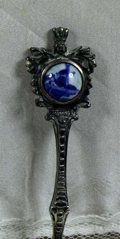 Souvenir spoon - Dutch porcelain top