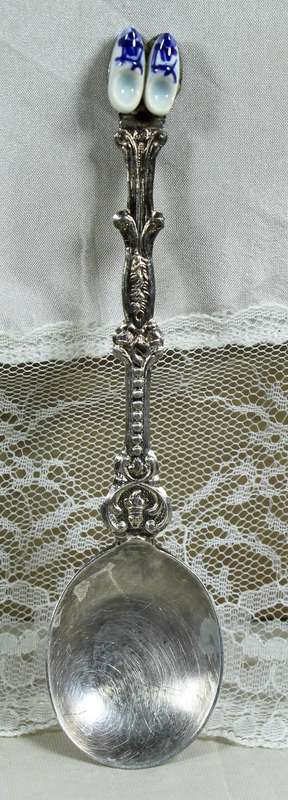 Souvenir spoon - Pair of  Dutch porcelain shoes