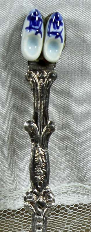 Souvenir spoon - Pair of  Dutch porcelain shoes