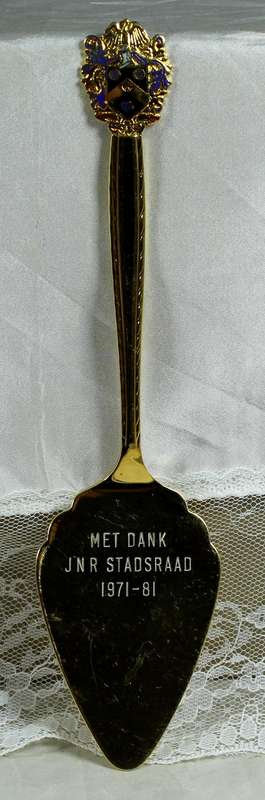 Arden plate - Gold colored small cake lifter with inscription