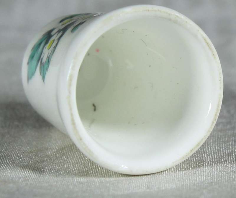 Bone China thimble - white flowers
