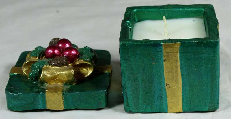 Square gift themed candle