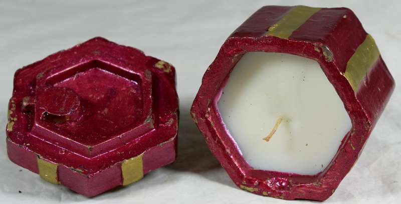 Gift themed candle