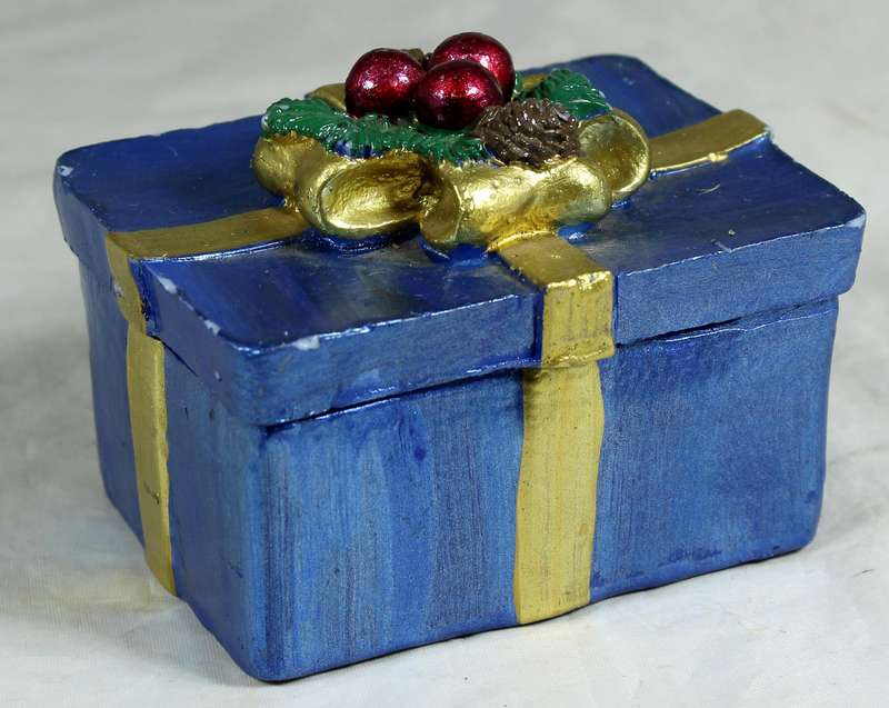 Gift themed candle