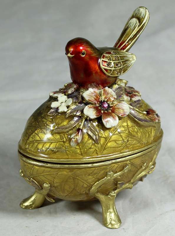 Trinket holder with bird and flowers - magnetic action