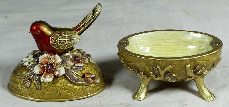 Trinket holder with bird and flowers - magnetic action